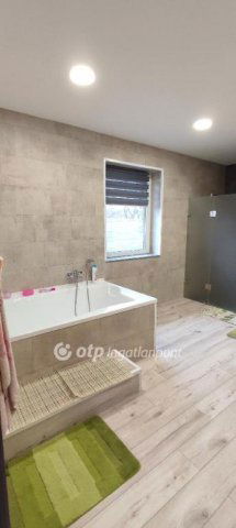 Eladó családi ház, Pápán 180 M Ft, 5+2 szobás