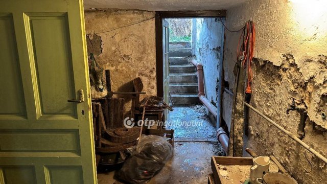 Eladó családi ház, Pápán 36.9 M Ft, 2 szobás