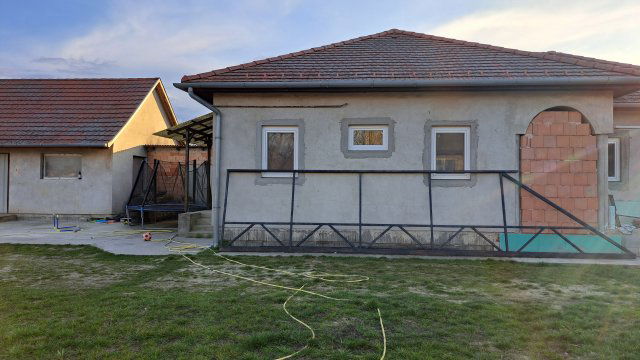 Eladó családi ház, Sárkeresztúron 51.9 M Ft, 4 szobás