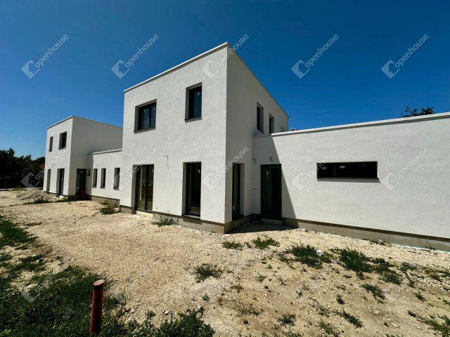 Eladó ikerház, Székesfehérvárott 149.9 M Ft, 4 szobás