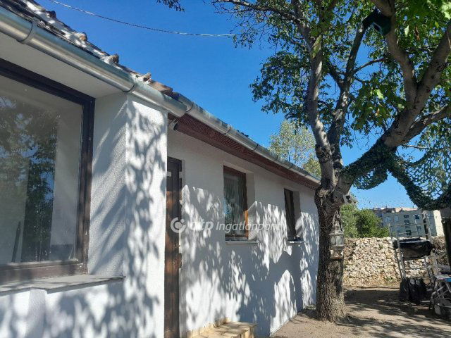 Eladó családi ház, Tatabányán 60.54 M Ft, 2 szobás