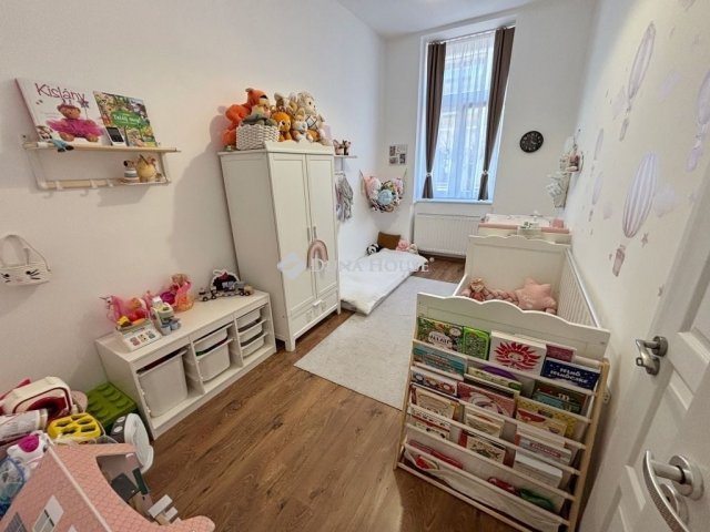 Eladó téglalakás, Szombathelyen 69.9 M Ft, 4 szobás