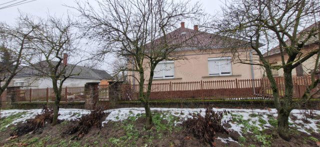 Eladó családi ház, Péren 55.9 M Ft, 3 szobás