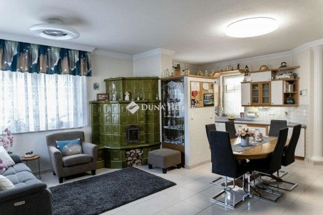 Eladó családi ház, Dunakeszin 193 M Ft, 5 szobás