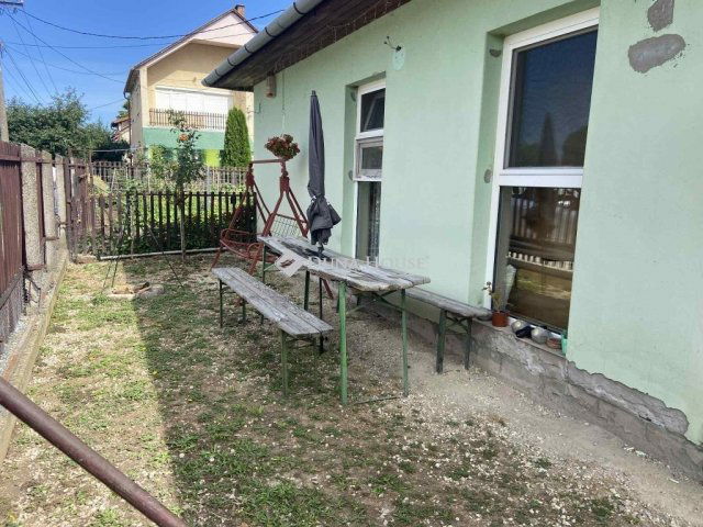 Eladó családi ház, Decsen 26.5 M Ft, 2 szobás
