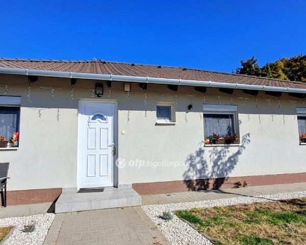 Eladó családi ház, Szigetszentmiklóson 109 M Ft, 4 szobás