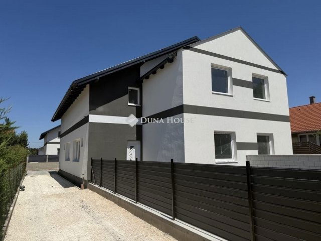 Eladó ikerház, Szigetszentmártonban 65.9 M Ft, 4 szobás