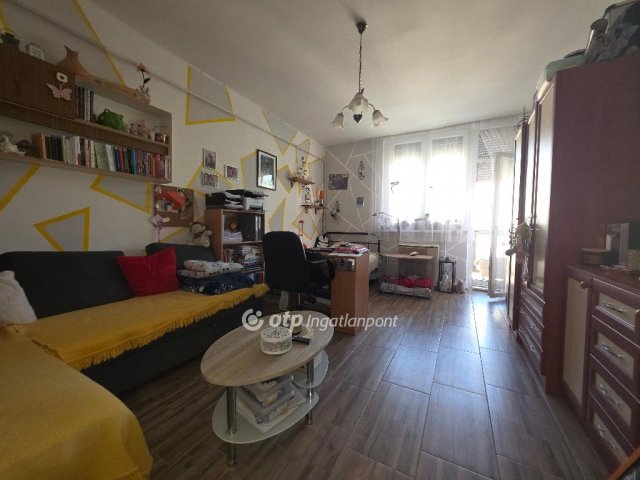 Eladó téglalakás, Pápán 32.79 M Ft, 2 szobás