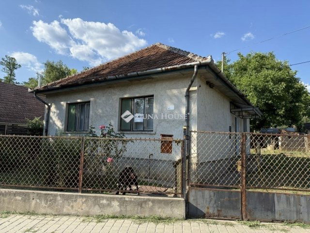 Eladó családi ház, Mendén 50 M Ft, 3 szobás