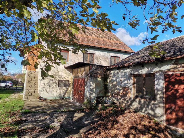 Eladó családi ház, Komáromban 53 M Ft, 5 szobás