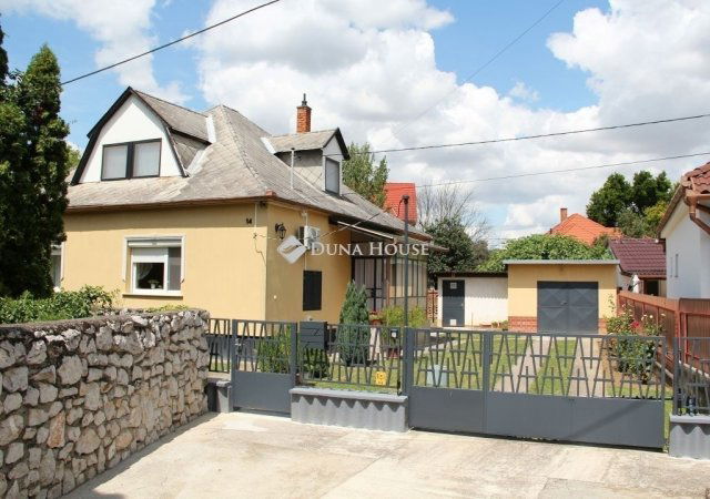 Eladó családi ház, Siklóson 67.9 M Ft, 3+3 szobás