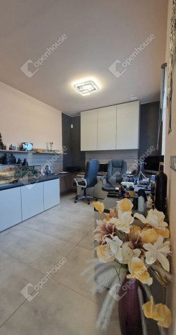 Eladó családi ház, Komáromban 680 M Ft, 7 szobás