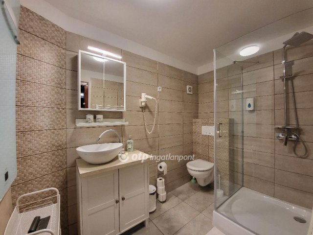 Eladó családi ház, Hévízen 275 M Ft, 14 szobás