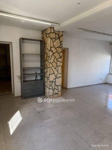 Eladó családi ház, Pécsett 79 M Ft, 2+1 szobás