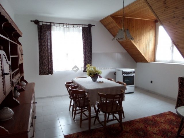 Eladó családi ház, Komlón 80 M Ft, 6 szobás