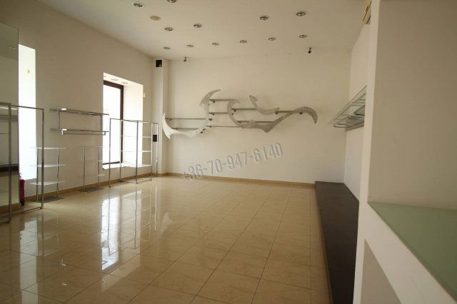 Eladó üzlethelyiség, Békéscsabán 150 M Ft