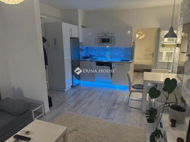 Kiadó téglalakás, albérlet, Pécsett 170 E Ft / hó, 2 szobás