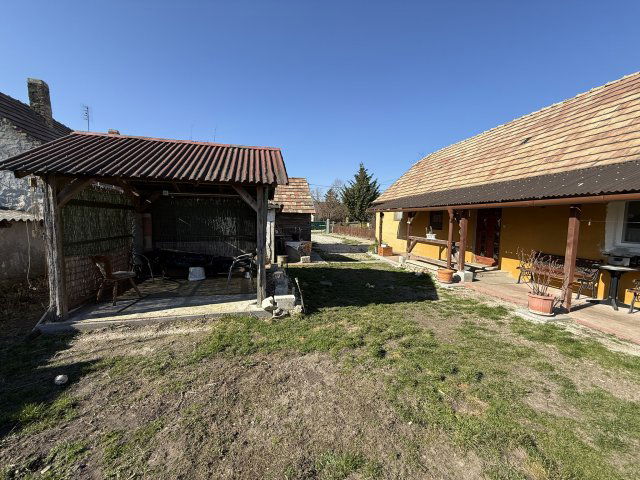 Eladó családi ház, Csákberényben 37.2 M Ft, 2 szobás