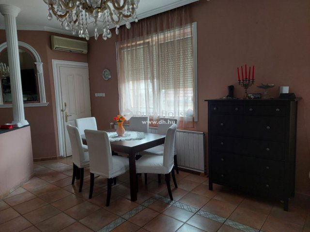 Eladó családi ház, Vecsésen 89 M Ft, 6 szobás