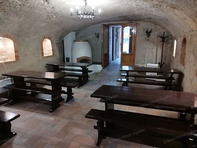 Eladó üzlethelyiség, Egerben 90 M Ft, 10 szobás