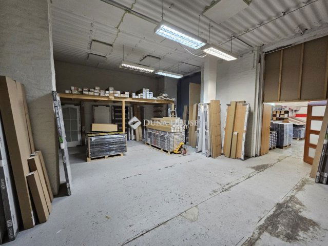 Kiadó üzlethelyiség, Pécsett, Megyeri úton 800 E Ft / hó