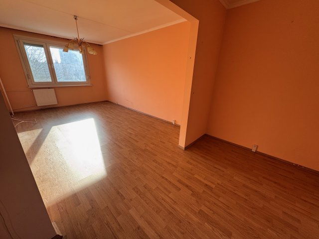 Eladó panellakás, Győrött 46.99 M Ft, 2+2 szobás