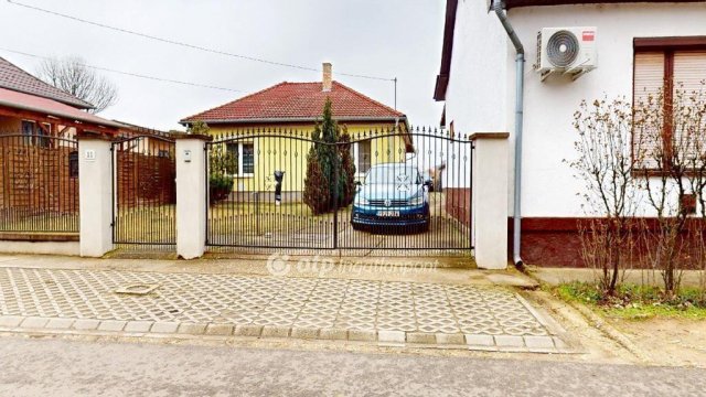 Eladó családi ház, Nyírbátorban 42 M Ft, 3 szobás