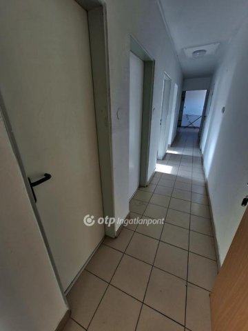 Eladó családi ház, Pápán 249 M Ft, 9+11 szobás