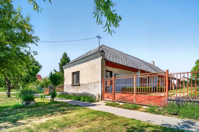 Eladó családi ház, Bakonysárkányban 31.49 M Ft, 3 szobás