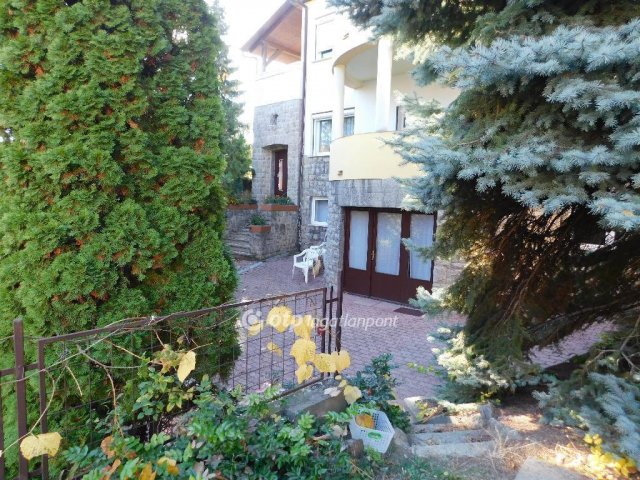 Eladó családi ház, Pécsett 299 M Ft, 9 szobás