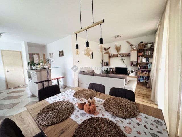 Eladó téglalakás, Pécsett 65.9 M Ft, 3 szobás