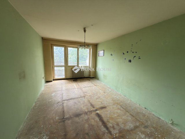 Eladó panellakás, Tatabányán 23.9 M Ft, 1 szobás