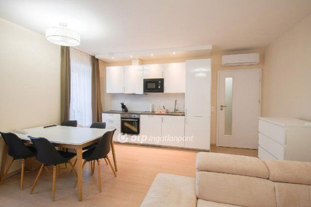 Eladó téglalakás, Balatonkenesén 75 M Ft, 2 szobás