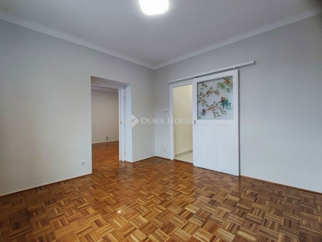 Eladó téglalakás, Pécsett 47.5 M Ft, 2 szobás