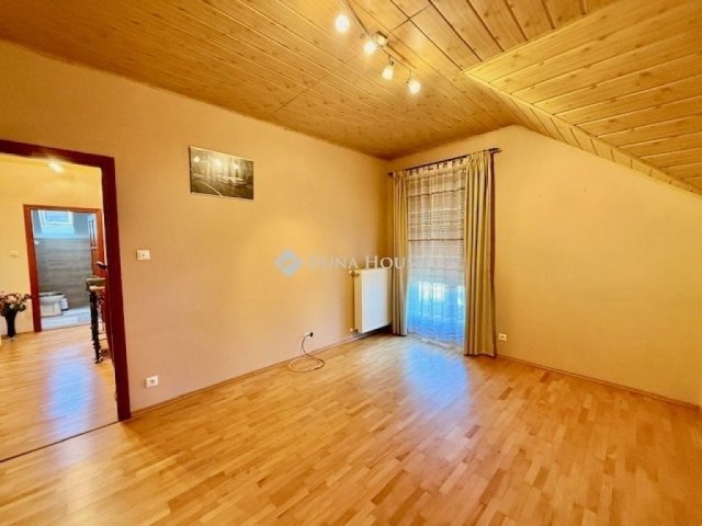 Eladó családi ház, Pécsett 210 M Ft, 5 szobás