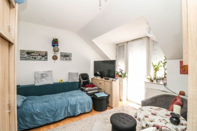 Eladó téglalakás, Esztergomban 35 M Ft, 1 szobás
