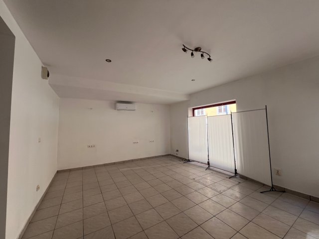Eladó üzlethelyiség, Esztergomban 66.5 M Ft