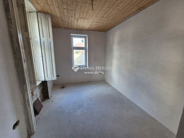 Eladó családi ház, Tatán 399 M Ft, 10 szobás