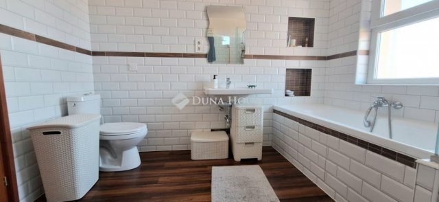 Eladó téglalakás, Kecskeméten 86 M Ft, 4 szobás