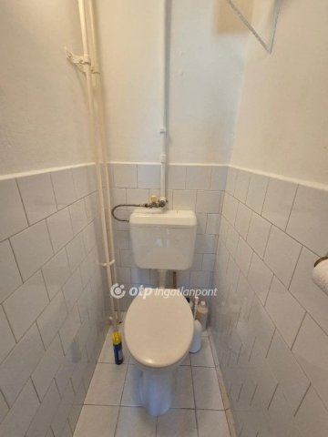 Eladó panellakás, Pápán 36.99 M Ft, 2 szobás
