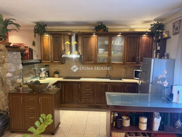 Eladó téglalakás, Pécsett 49.9 M Ft, 2+1 szobás