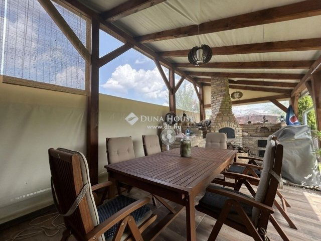 Eladó családi ház, Vecsésen 172 M Ft, 2 szobás