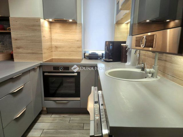 Kiadó téglalakás, albérlet, Pécsett, Vadász utcában, 3 szobás