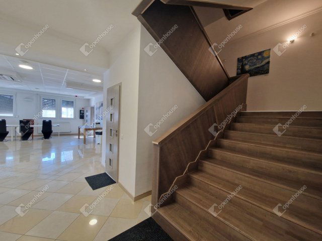 Eladó hotel, Komáromban 782 M Ft, 28 szobás