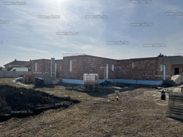 Eladó ikerház, Kiskunlacházán 60.2 M Ft, 4 szobás