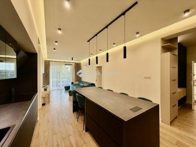 Eladó téglalakás, Pécsett 175 M Ft, 4 szobás