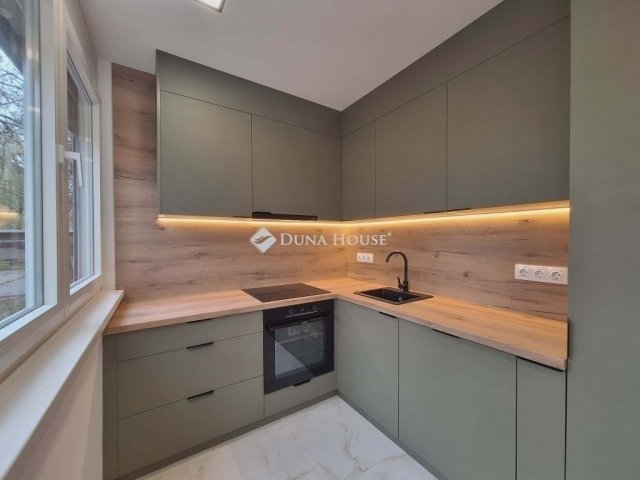 Eladó téglalakás, Pécsett 59.9 M Ft, 3 szobás