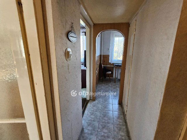 Eladó panellakás, Tatabányán 39 M Ft, 2 szobás