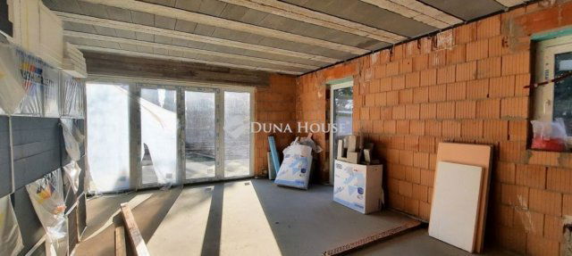 Eladó ikerház, Kápolnásnyéken 118.6 M Ft, 1+4 szobás