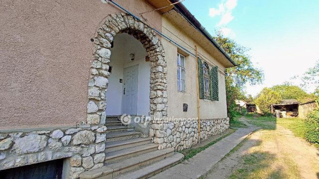 Eladó téglalakás, Gödöllőn 47.4 M Ft, 2 szobás